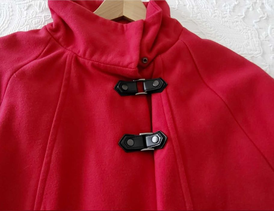 Capa / Poncho vermelho, Stradivarius, tamanho S