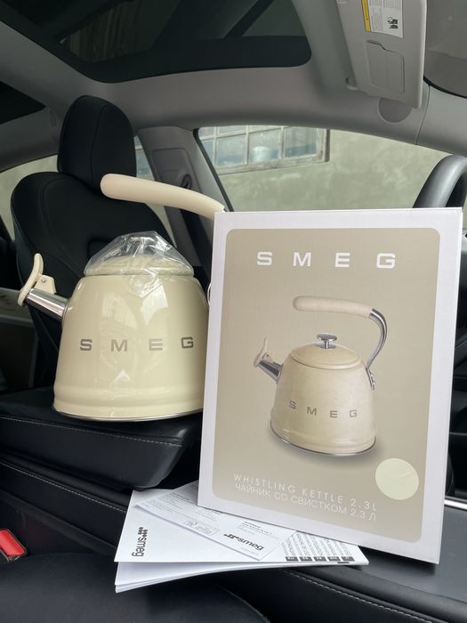 Чайник Smeg зі свистком( Білий, Чорний, Кремовий та Голубий)