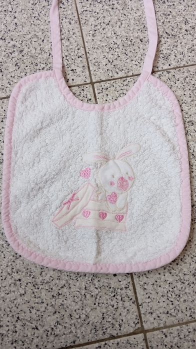 Várias babetes de bebé