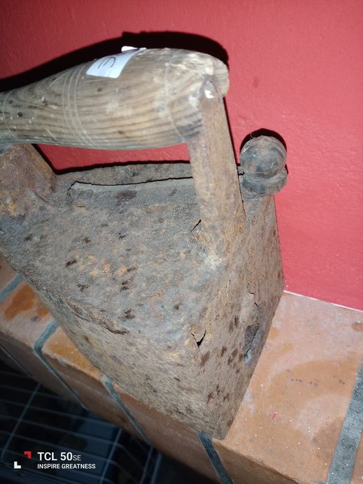 Ferro de engomar muito antigo para decoração ou colecionadores.