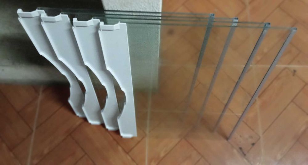 Vendo gavetas, e as prateleiras do frigorífico marca Hotpoint Ariston