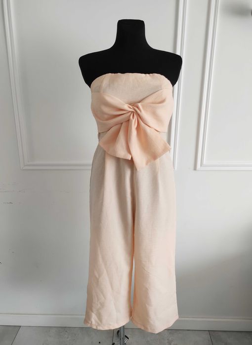 długi kombinezon bez ramiączek z kokardą, długie i szerokie spodnie