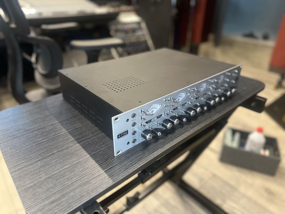 Universal Audio 4-710 4-kanałowy preamp mikrofonowy