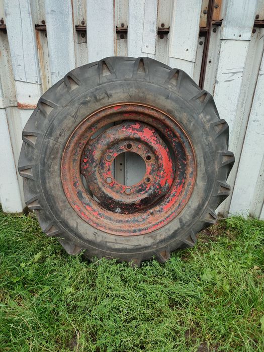 Opona z felgą do traktora rozstaw śrub 140 mm