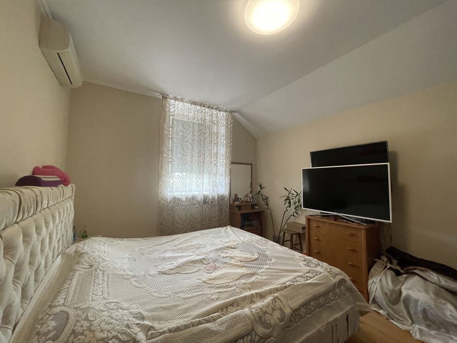 Продам будинок з басейном і підвалом на березі річки