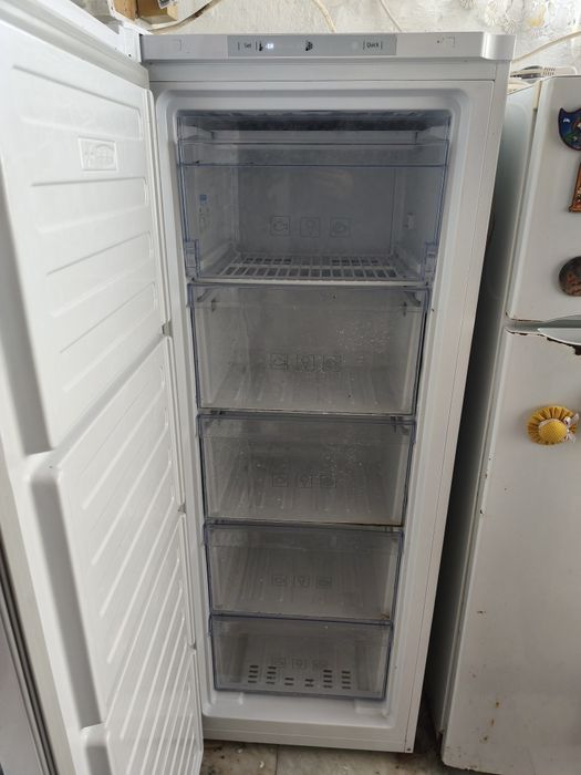 Arca congeladora vertical Beko