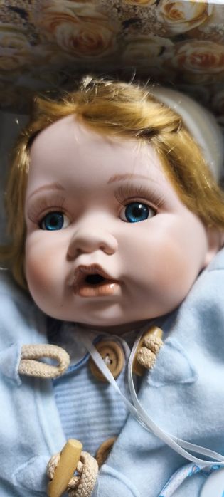 Boneca em porcelana
