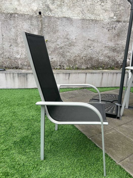 Mesa de jardim e cadeiras