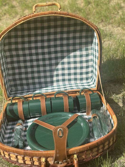 Плетений чемодан для пікніку або зберігання речей