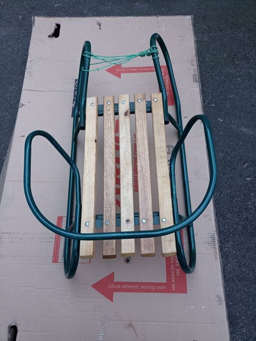 Санки как для детей так и для взрослых.