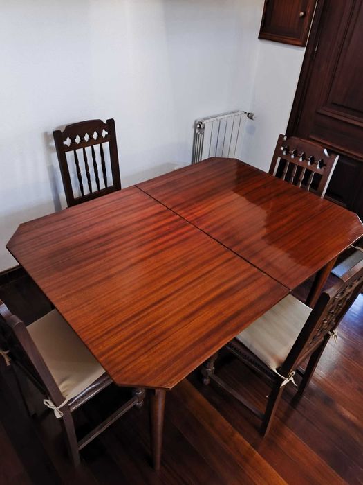 Mesa de Jantar com 4 Cadeiras em Madeira