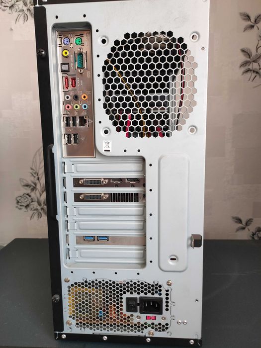 Komputer stacjonarny + monitor Dell 2407WFPb