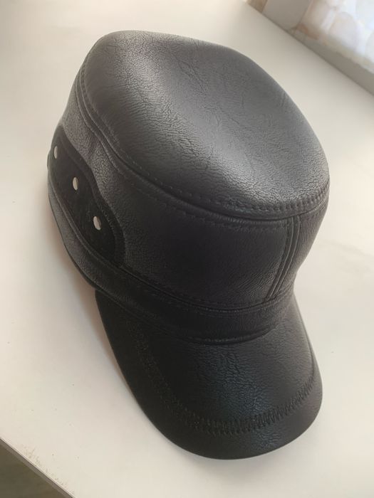 Зимова кепка шкіряна з вушками