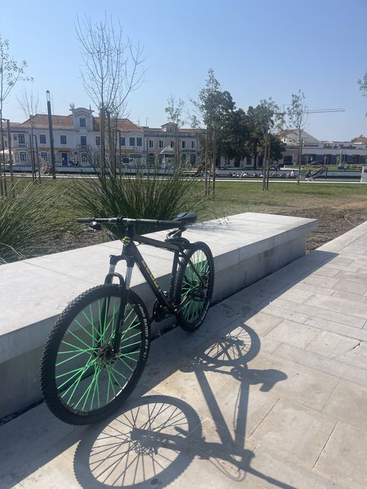 Bicicleta com peneus novos