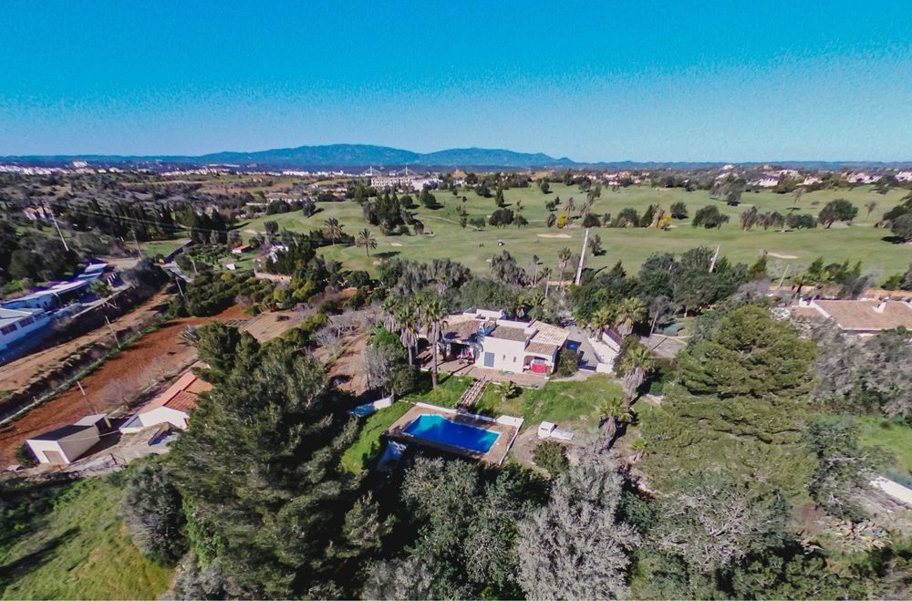 Vivenda V3 com piscina e terreno com 21.500 m2