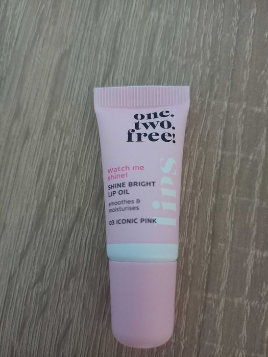 One two free shine bright lip oil
