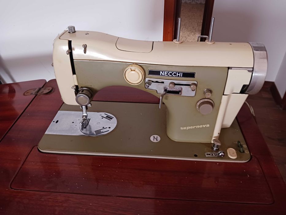 Máquina de costura com móvel