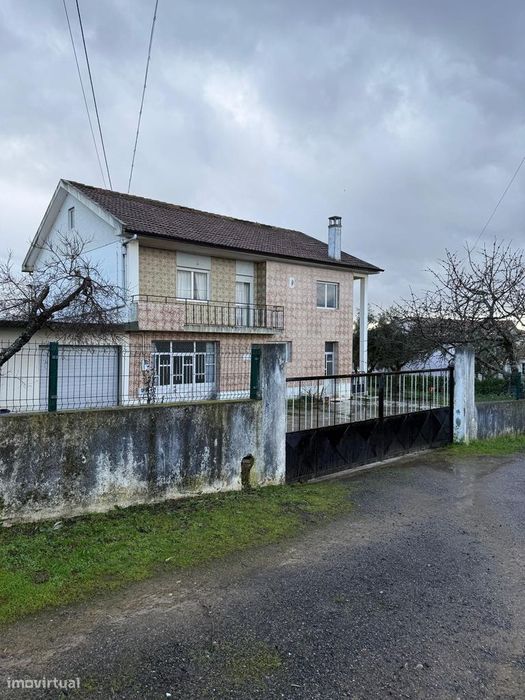 Moradia T4 c/Garagem e terreno com Armazém