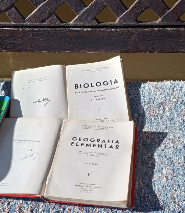 5 livros antigos (zoologia, botânica, 2 de geografia  e biologia)