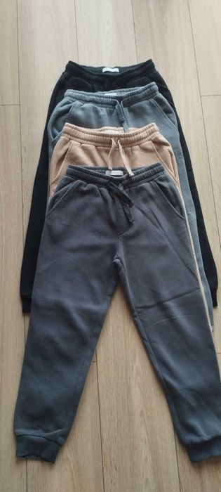 Spodnie dresowe Reserved r.146 4 sztuki. Stan idealny