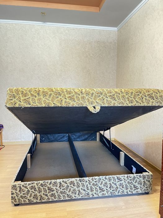 Двоспальне ліжко з підйомним механізм