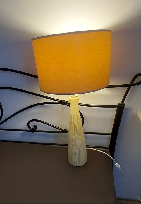 Lampka nocna z ceramiczną  podstawą  i ciepłej  barwie