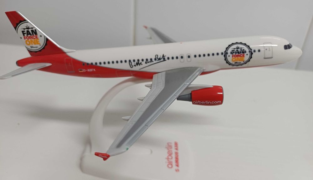Avião de coleção AIR BERLIN Airbus 320 " Fan Force One  "