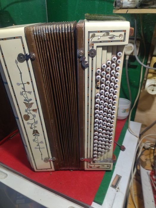 Продам баяни  різні тюнер сейко