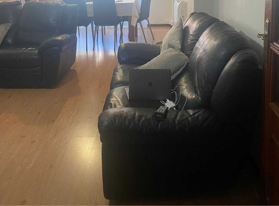 2 Sofás reclináveis pretos com dois lugares com apoio de pernas