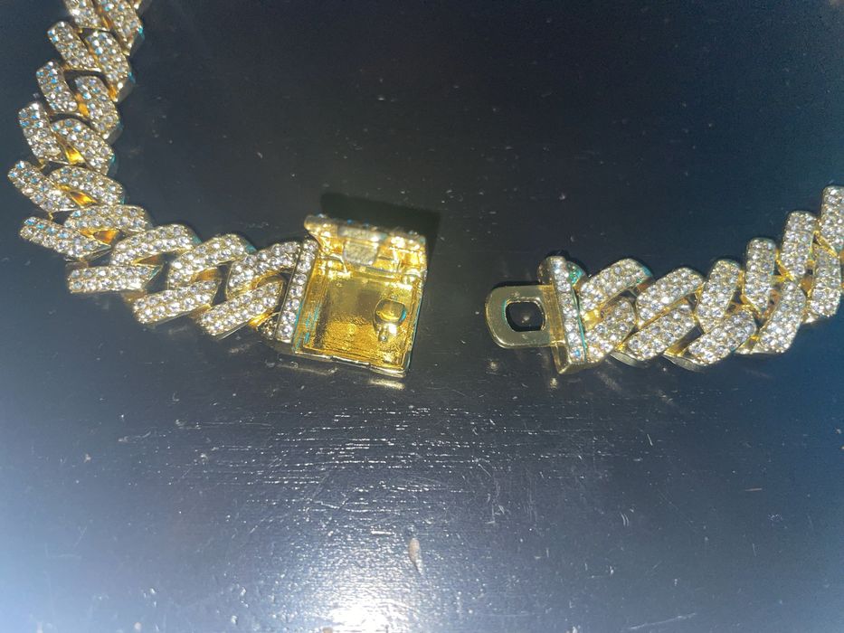 Corrente de diamantes falsa