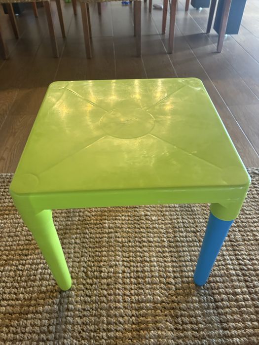 Mesa e cadeira de criança em pvc