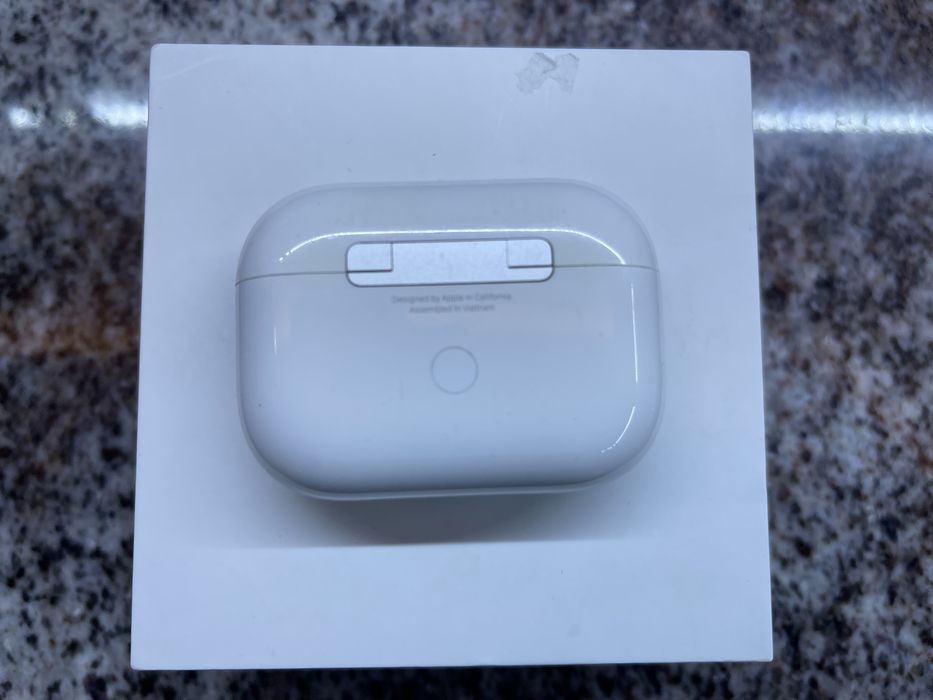 Apple Airpods PRO(треск в правом при басах ,выдает несоотвествие