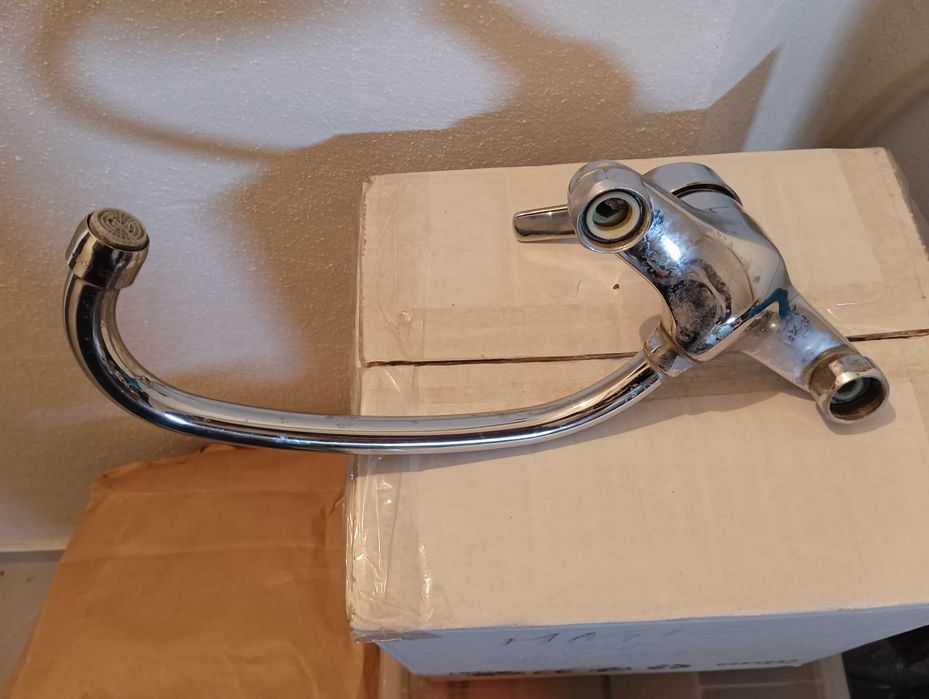 Torneira de cozinha instalação mural, acabamento cromado ROCA