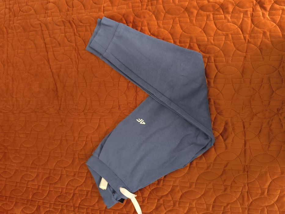 Bawełniane niebieskie dziewczęce spodnie dresowe 4F rozm 158