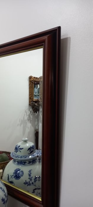 Vendo espelho grande de madeira com vidro biselado