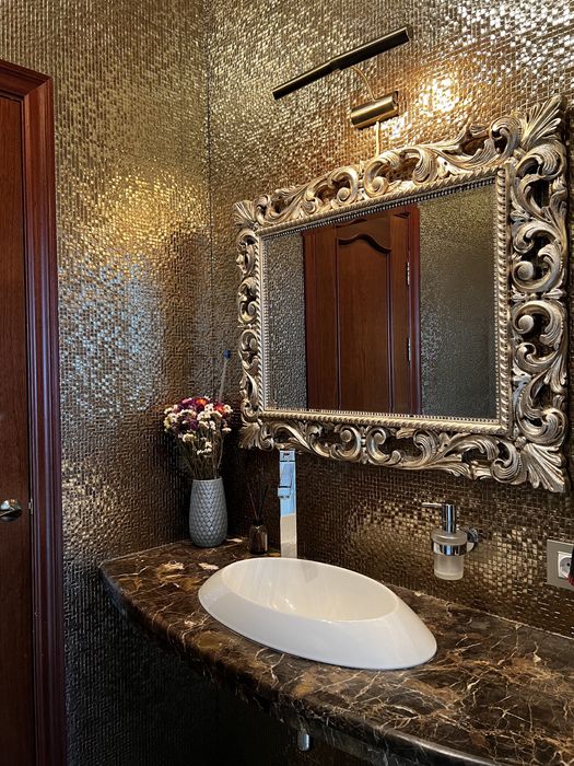 Будинок в районі вул. Буковинської (Беверлі Хіллс.) Є басейн