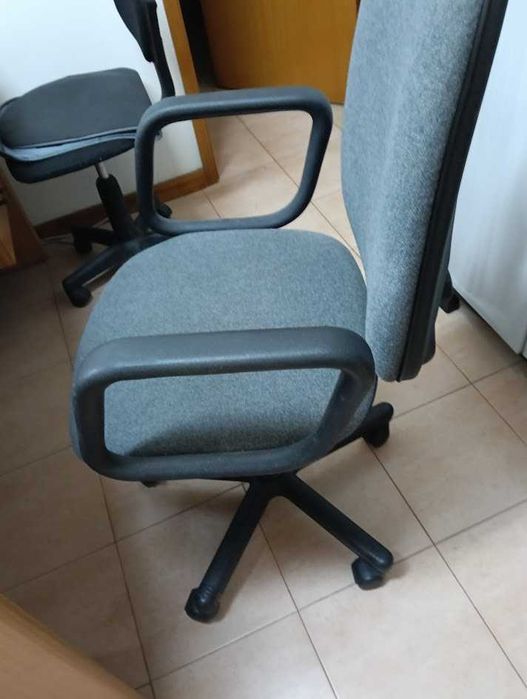 Cadeira de escritório ou quarto de cor cinza
