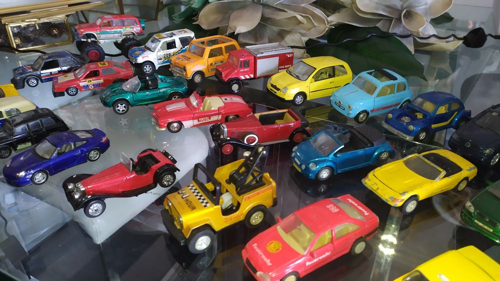Carros miniaturas de várias marcas
