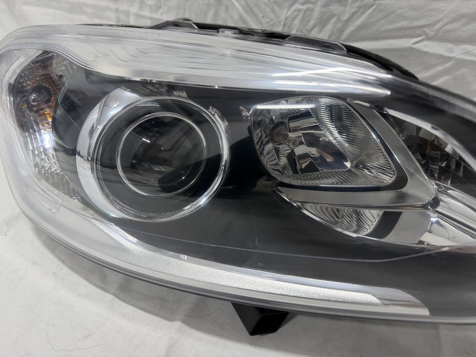 Lampa Prawy Przód VOLVO XC60 LIFT Xenon 13-17r.