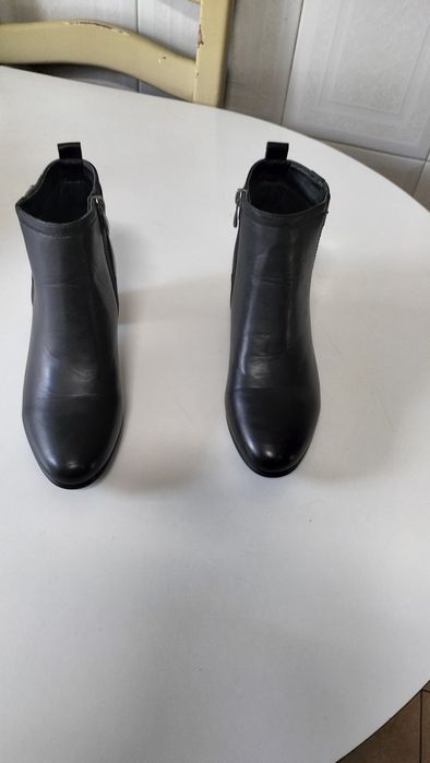Botas em couro igual a novo vendo porque veio com o número trocado