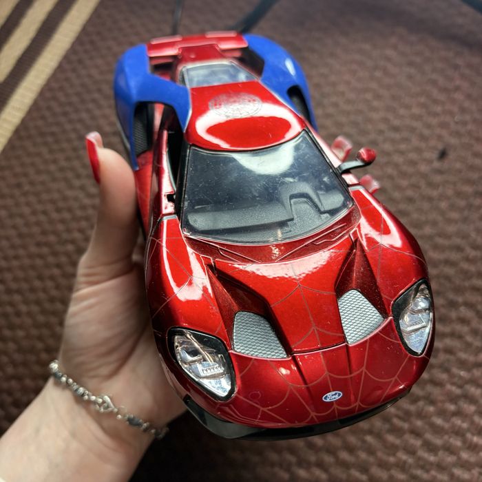 коллекционная модель автомобиля Ford GT 2017