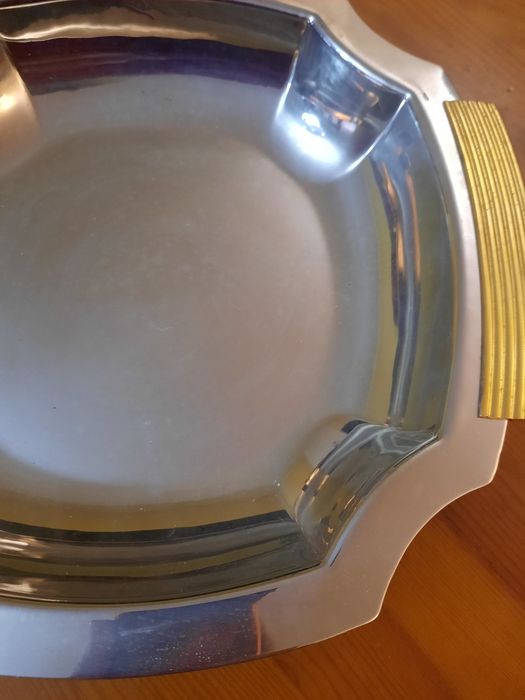 Bandeja inoxidável prateada e pegas douradas