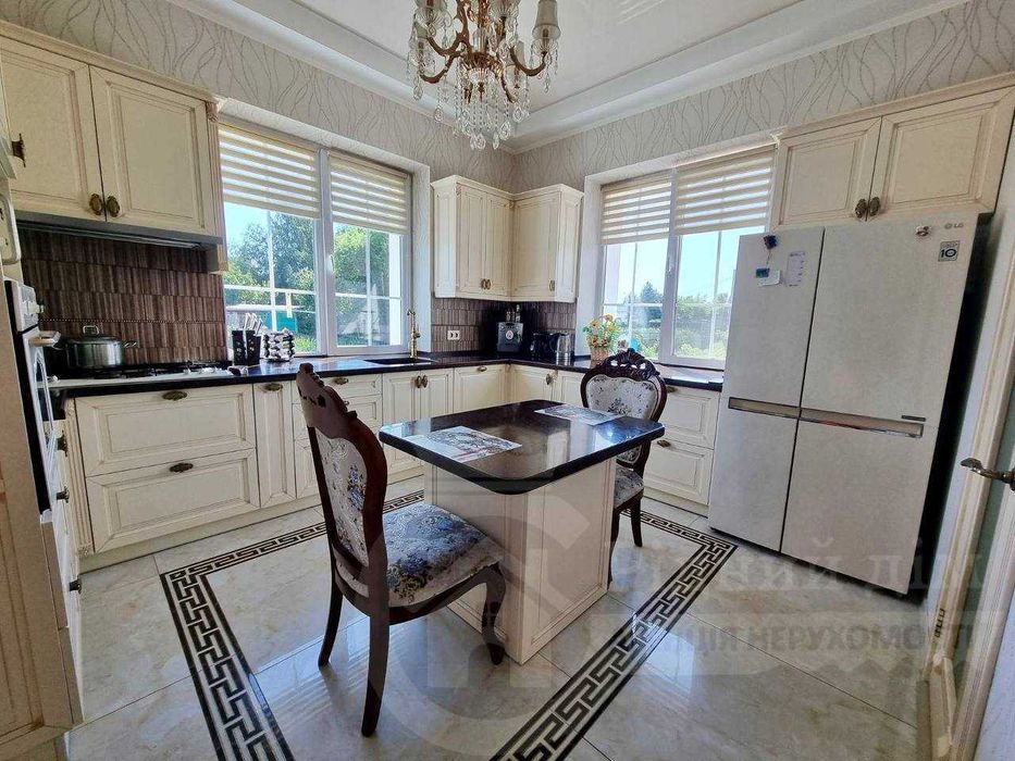 Елітний будинок з власним озером і басейном Козин  . Без комісії