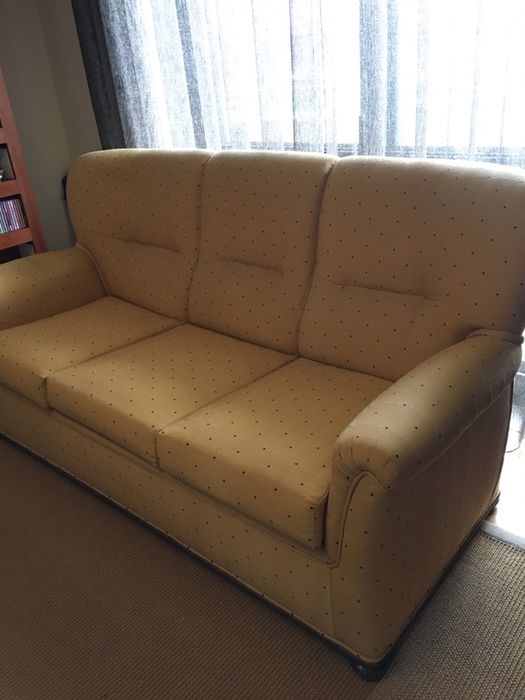 Sofá- cama de 3 lugares beije (como novo)