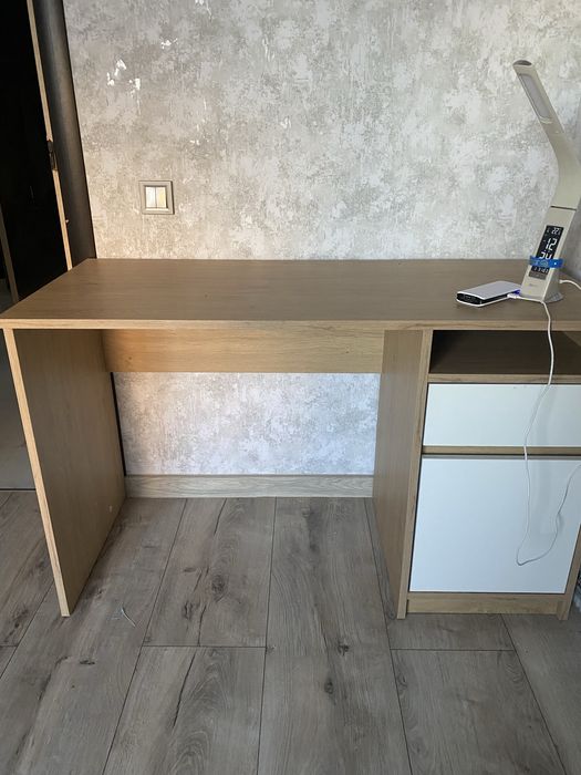 Стіл письмовий. В гарному стані