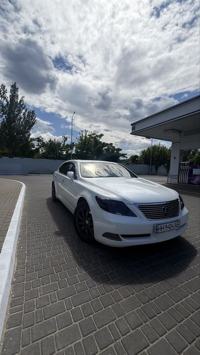 Lexus ls 600 hl в очень хорошем состоянии весь в родной краске!