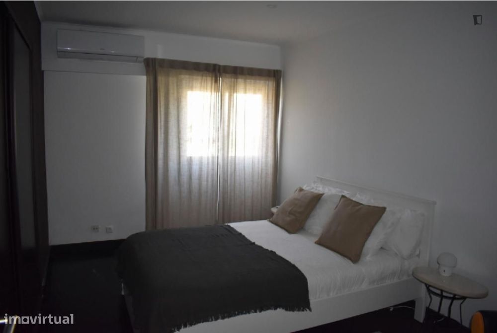 Quarto - localizado em Carcavelos Lisbon