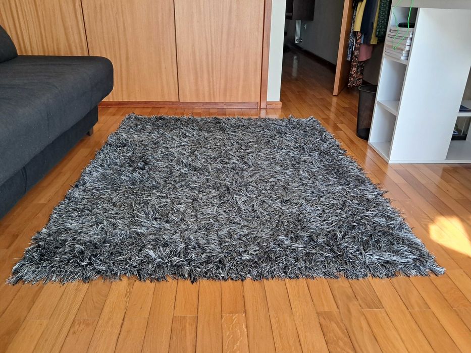 Carpete preta e cinza