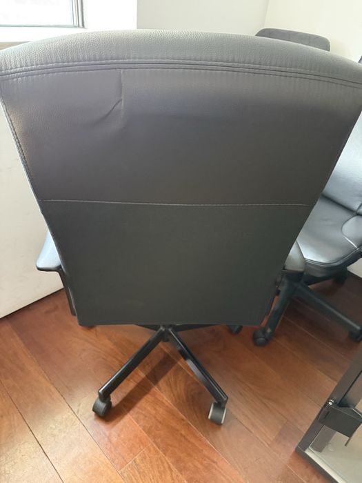 Cadeira de escritorio em pele