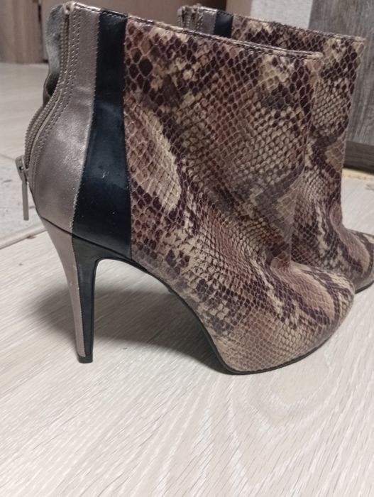 Туфлі ботильйони чобітки